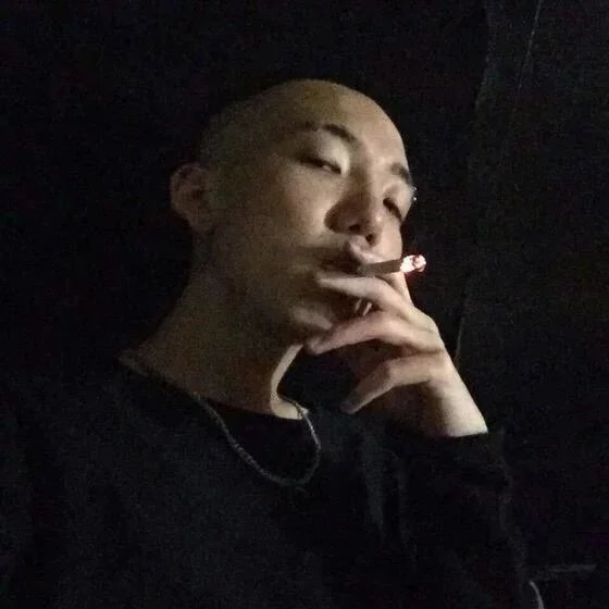 孔阅弘伟